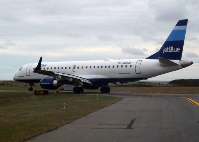 Embraer ERJ-190 (N284JB) - Departure RW 06 at Nantucket.
