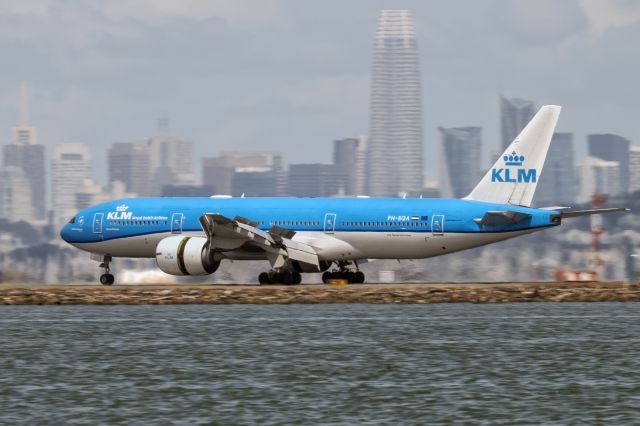 Boeing 777-200 (PH-BQA) - 29th March, 2025: Engines on reverse thrust, air brakes fully deployed. KLM flight KL 605 from Amsterdam Schiphol touches down on runway 28L at San Francisco International Airport. 