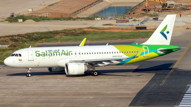 Airbus A320 (A4O-OVH)