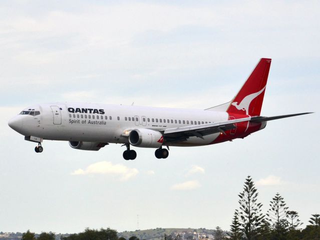 BOEING 737-400 (VH-TJS) - A Qantas old girl on short finals for runway 05. Thursday 12th July 2012.