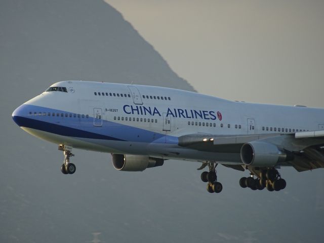 Boeing 747-400 (B-18207)