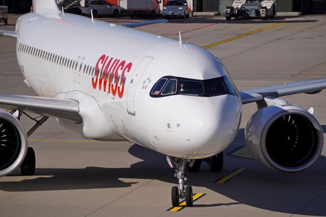 Airbus A320neo (HB-JDF) - Swiss A320neo arriving on stand (pier B) at Zurich (September 2022).