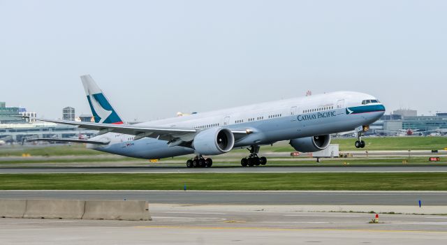 BOEING 777-300ER (B-KQT) - Take off from YYZ.