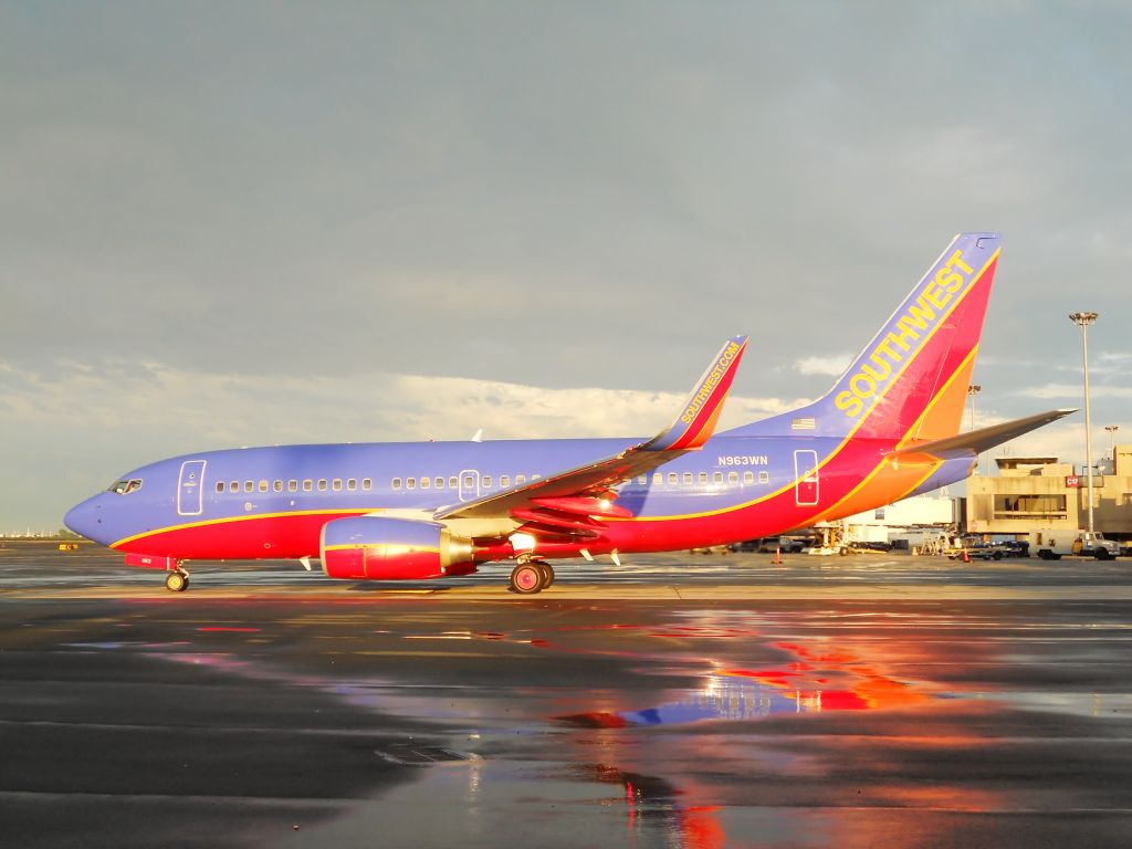 Boeing 737-700 (N963WN) - Hot reflections after the summer rain !