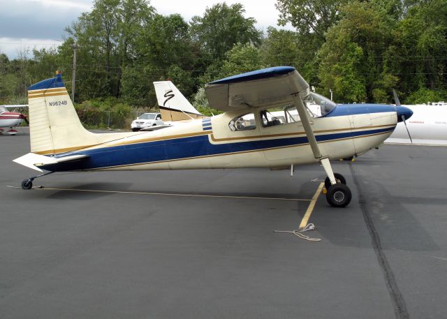 Cessna Skywagon 180 (N9624B) - Beautiful taildragger. At the RELIANT AIR ramp. RELIANT AIR has the lowest fuel price on the Danbury (KDXR) airport.