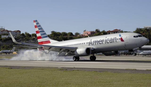 Boeing 737-800 (N980AN)