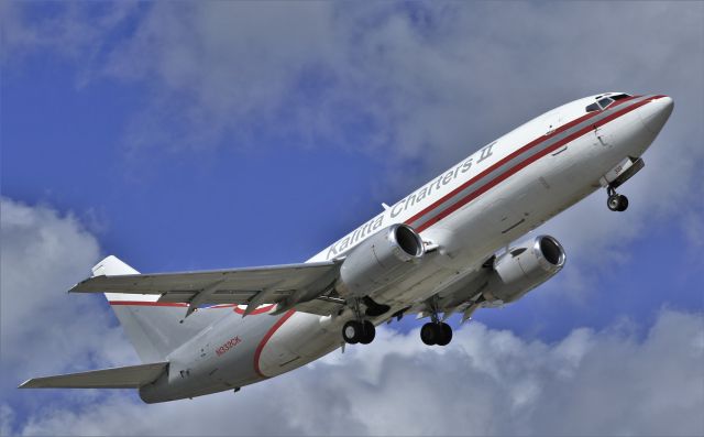 BOEING 737-300 (N332CK) - Dragster departing St Maarten