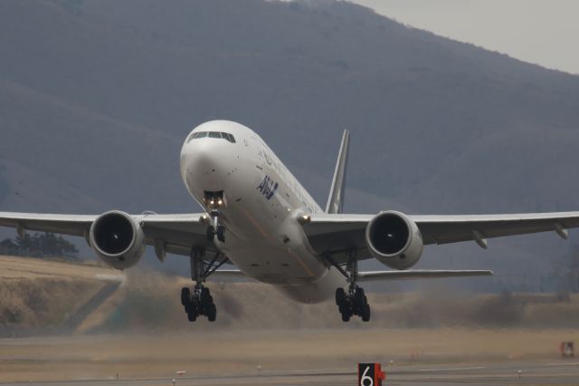 Boeing 777-200 (JA711A) - 03 April 2016:HKD-HND.