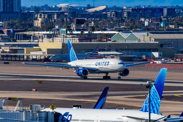 Boeing 777-200 (N776UA) - An United Airlines 777-200 landing at PHX on 2/9/23 during the Super Bowl rush. Taken with a Canon R7 and Tamron 70-200 G2 lens.