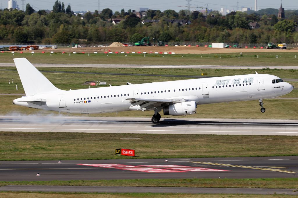 Airbus A321 (YR-NTS)