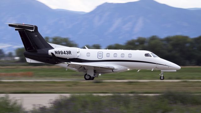 Embraer Phenom 300 (N9943R)