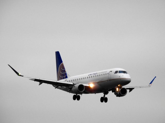 Embraer 175 (N88301) - ASH6324 IAH-PHL