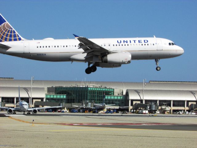 Airbus A320 (N483UA) - Landing RWY 20R