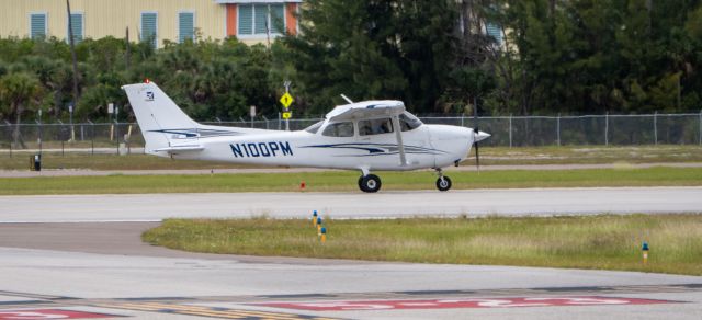 Cessna Skyhawk (N100PM) - take off runway 5