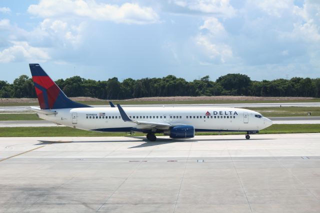 Boeing 737-800 (N398DA)