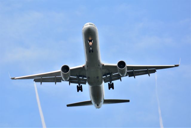 BOEING 757-300 (N77865) - United 757-300 on final for runway 2 Center at Nashville, TN July 8, 2018. The flap edge has visible vortex due to the moist air