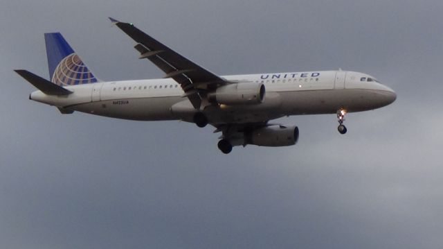 Airbus A320 (N422UA) - N422UA United Airlines Airbus A320-232 - cn 503