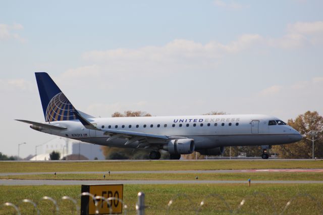 Embraer 175 (N743YX)
