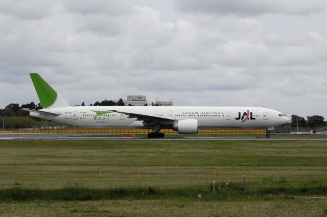 BOEING 777-300 (JA731J) - Departure at NRT Airport R/W16R on 2012/04/30 Sky Eco c/s