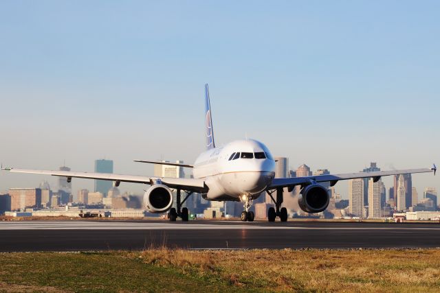 Airbus A319 (N836UA) - 33L.......Line up and wait !