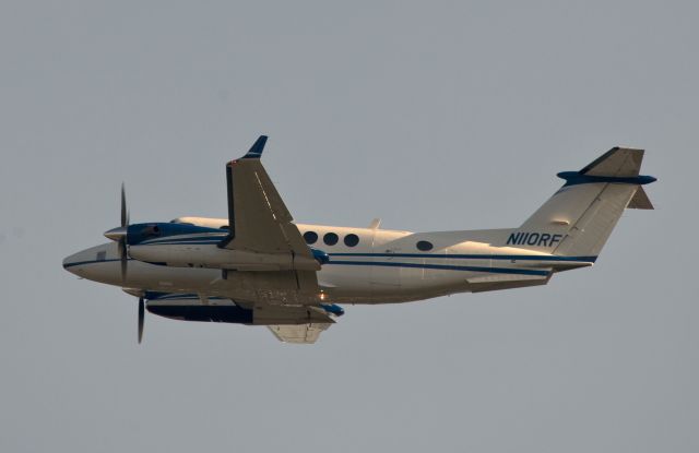 Beechcraft Super King Air 300 (N100RF) - Departure RW28.