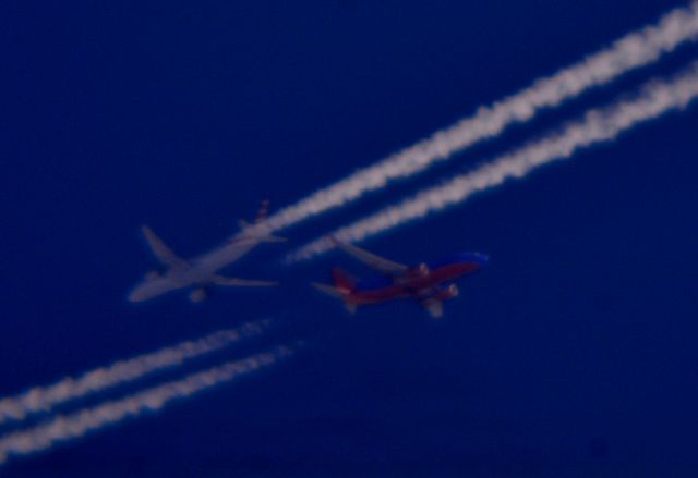 — — - Southwest 500 Newark Liberty Intl to McCarran Intl 36,000 ft. and American Airlines 783 Chicago OHare Intl to Philadelphia Intl 37,000 ft. south of Cleveland. 04/17/16