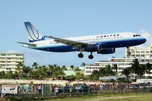 Airbus A320 (N472UA)