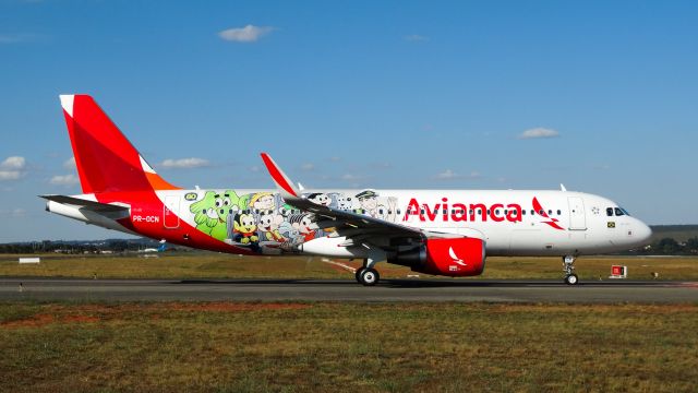 Airbus A320 (PR-OCN) - Taxiing to runway 11R.