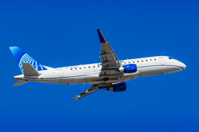 Embraer 175 (N622UX) - A United Express ERJ175 taking off from PHX on 2/11/23 during the Super Bowl rush. Taken with a Canon R7 and Canon EF 100-400 II L lens.