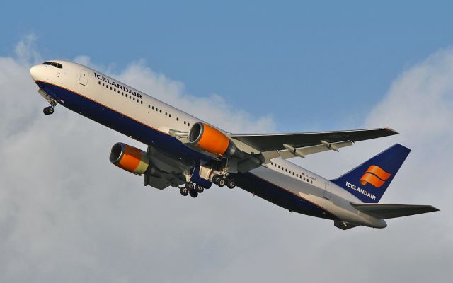 BOEING 767-300 (EI-UNC) - icelandair b767-3 ei-unc dep shannon for keflavik 22/12/15.