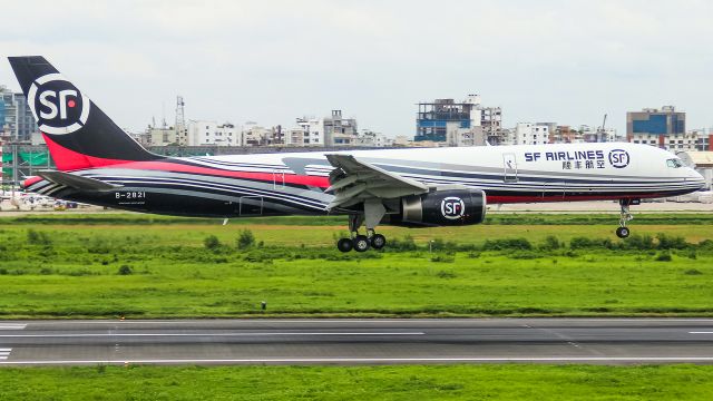 Boeing 757-200 (B-2821)