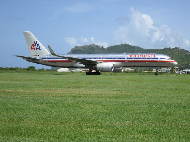 Boeing 757-200 (N685AA)