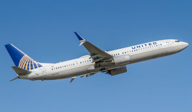 Boeing 737-900 (N39450) - UAL211 climbs out of YYZ bound for Chicago OHare