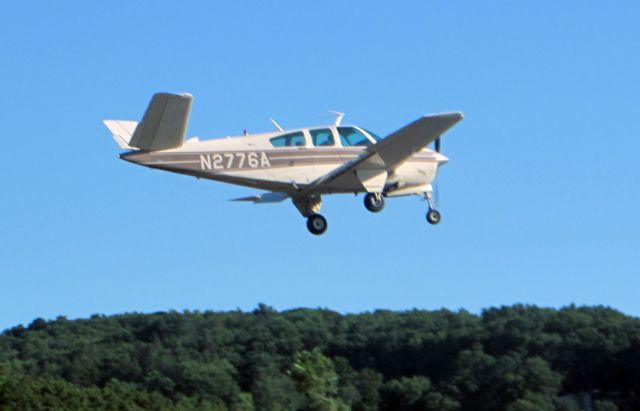 Beechcraft 35 Bonanza (N2776A) - Final approach RW 26