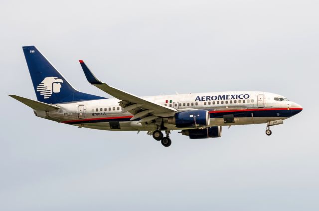 Boeing 737-700 (N788XA) - AeroMexio 737 N788XA landing Toronto