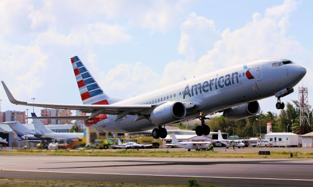 Boeing 737-800 (N983AN)