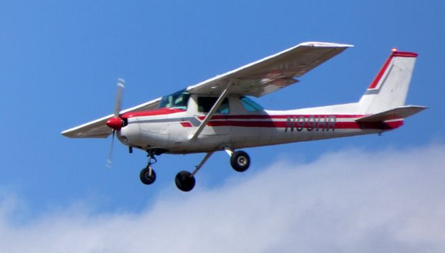 Cessna 152 (N99HR) - On final is this 1978 Cessna 152 in the Winter of 2019.