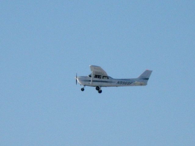 Cessna Skyhawk (N9968F) - A Cessna Skyhawk from a href=http://www.aerotech.net/Aero-Tech, Inc. (Home of Arlynn McMahon, the 2009 FAA National Flight Instructor of the Year)/a in the pattern at Blue Grass Airport (KLEX) on a sunny, chilly awesome VFR day....