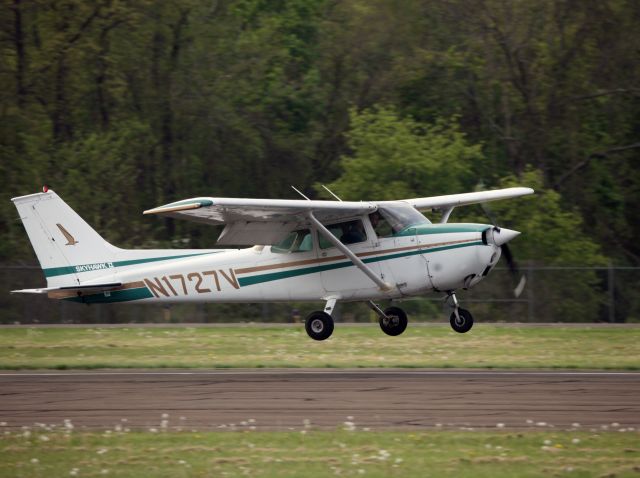 Cessna Skylane (N1727V) - Landing runway 08 at Danbury CT.