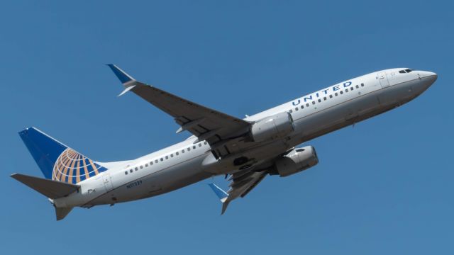 Boeing 737-800 (N17229)