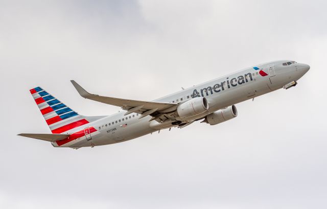 Boeing 737-800 (N913NN) - American 2721 lifts off runway 06L bound for Miami