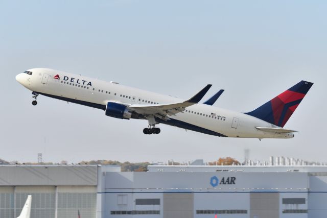 BOEING 767-300 (N182DN) - 23-R 10-22-22 with the Indianapolis Colt's onboard headed to Nashville.