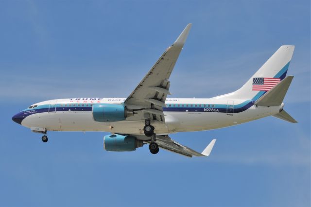 Boeing 737-700 (N278EA)