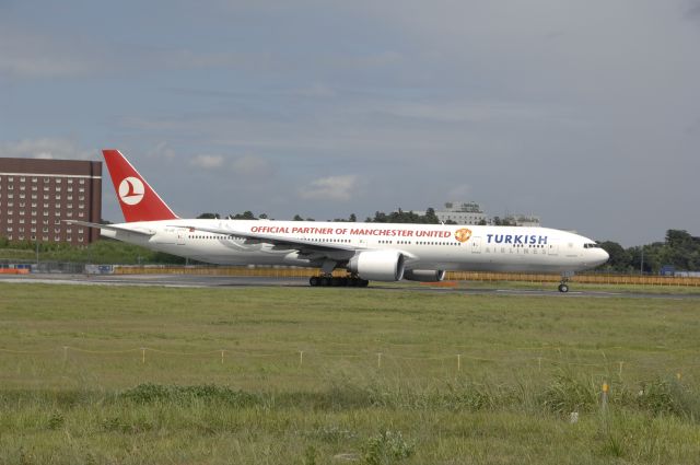 BOEING 777-300 (TC-JJC) - Departure at Narita Intl Airport 16R on 2010/8/11 Manchester United Title