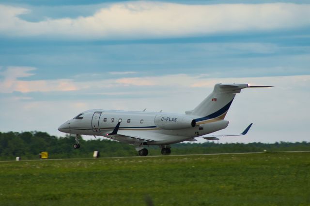 Embraer Legacy 450 (C-FLAS)