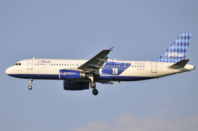 Airbus A320 (N516JB) - Seen at KIAD on 6/6/2009.  Special Paint Scheme.