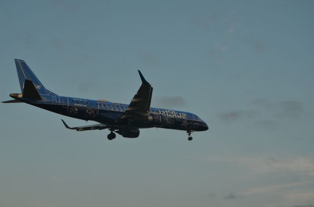 Embraer ERJ-190 (N304JB)