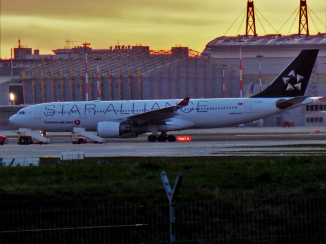 Airbus A330-200 (TC-LNB)