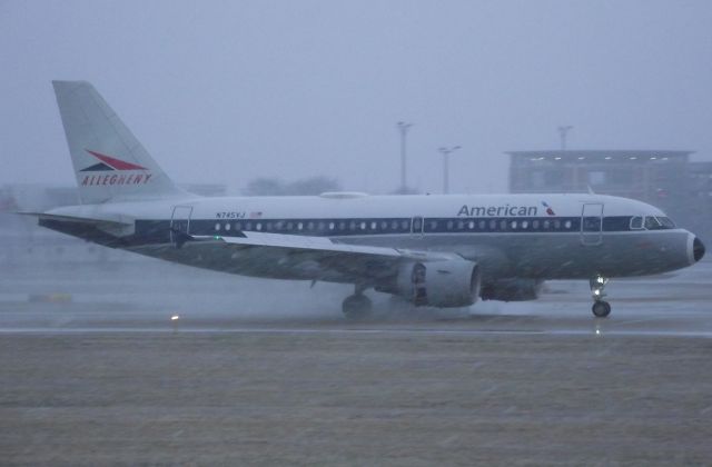 Airbus A319 (N745VJ)