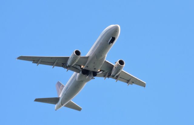 Airbus A320 (N455UA) - Hull Gut, MA